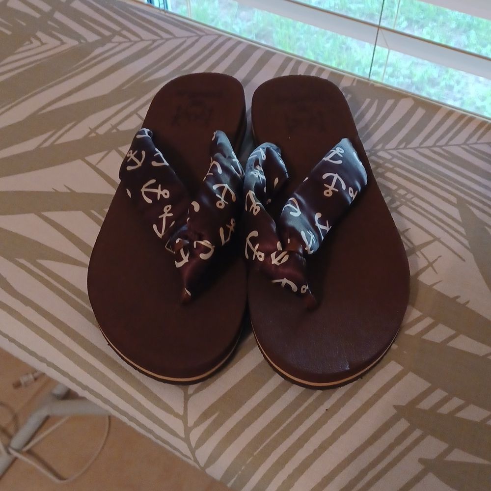 KuaiLu anchor flip flops - Picture 2 of 4